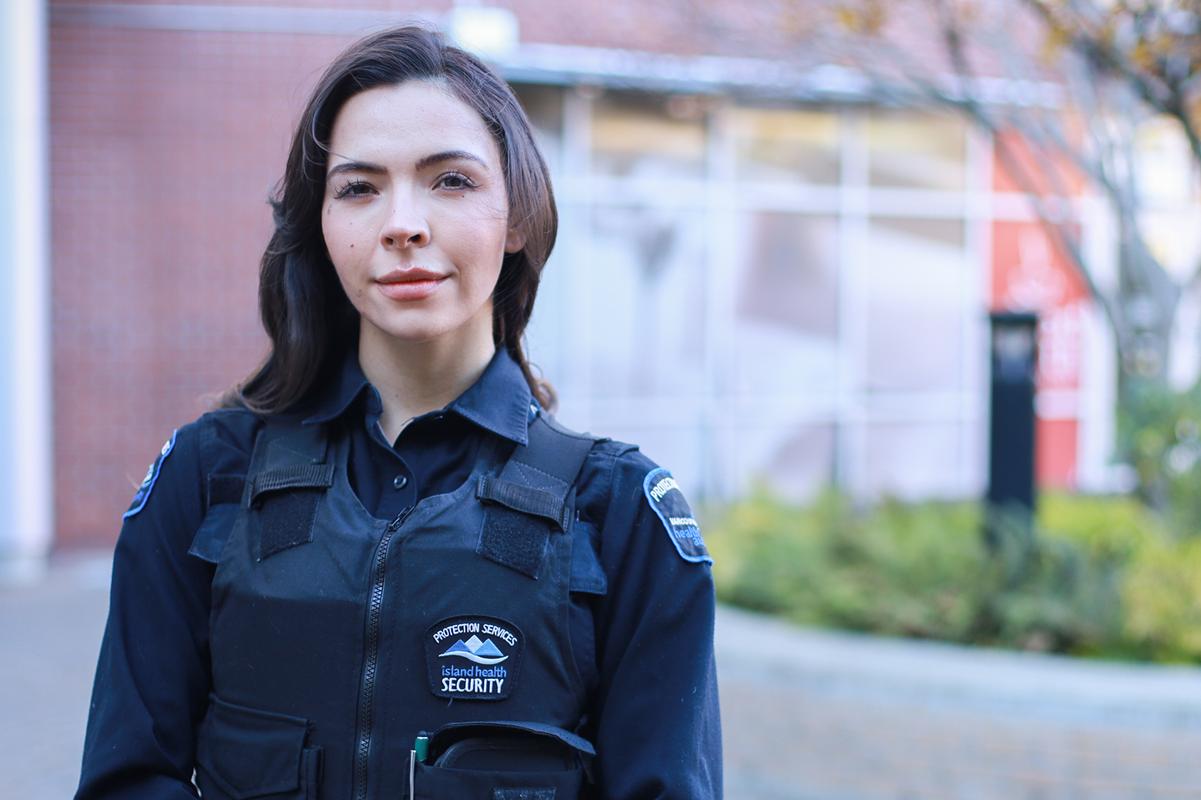 Protection servicers officer outside hospital