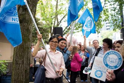 HEU members with flags and banners