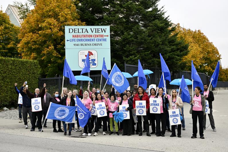 Delta View members on strike with signs and flags